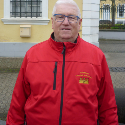 Stadtführer und Nachtwächter Günter Imhäuser in der roten Jacke der Stadtführer der Kreisstadt Altenkirchen