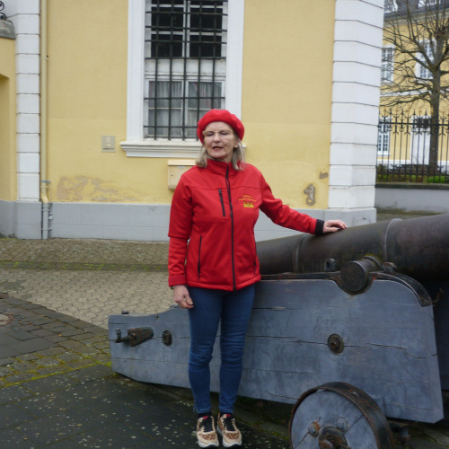 Stadtführerin der Stadt Altenkirchen vor einer Kanone